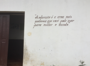 „Bildung ist die gefährlichste Waffe, die Du verwenden kannst, um die Welt zu verändern.“ Gesehen an einer Grundschule auf einer Kaffeeplantage auf São Tomé.